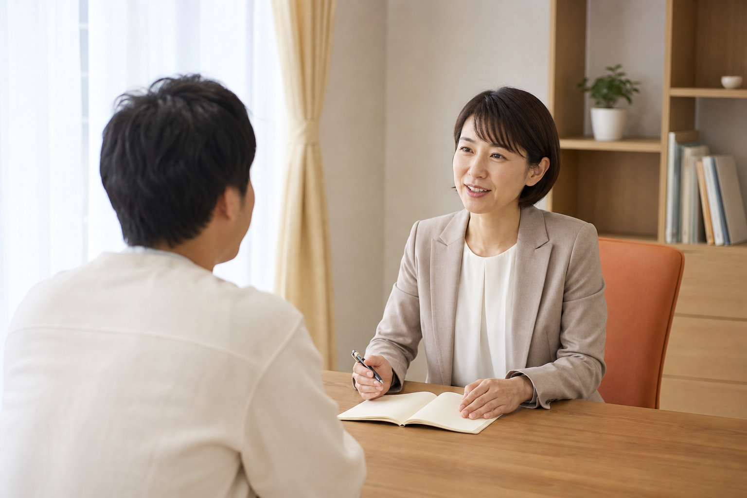 支援員と利用について相談する様子