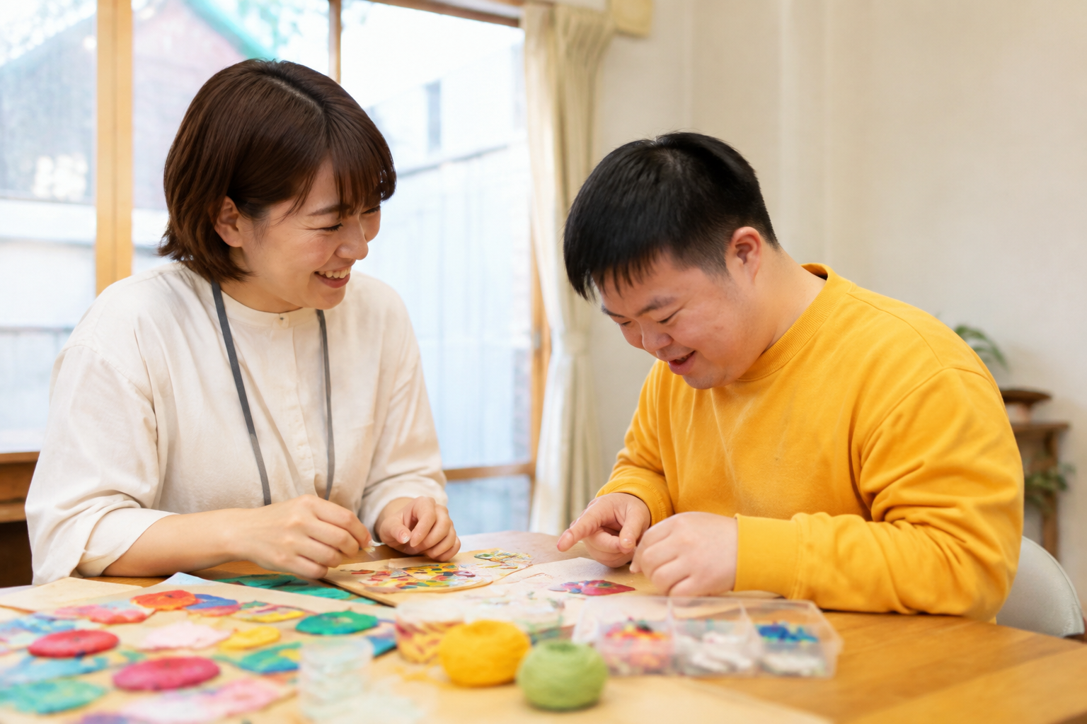 手元で丁寧に軽作業を進める様子